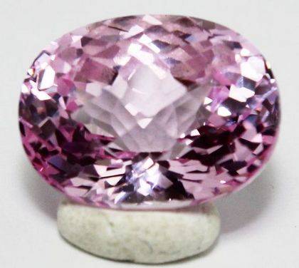9.45 cts PINK KUNZITE checkerboard oval facet (Afghanistan)