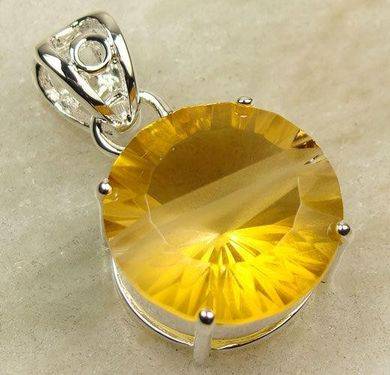 SUNRISE SPECIALS ** Natural TOPAZ set in 925 Sterling Silver (pendant)