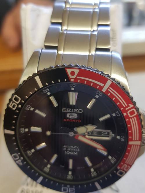 SEIKO 5 SPORTS AUTOMATIC BLACK FACE S/STEEL DIVERS STYLE (Gentlemen) -AMAZING DEAL!!
