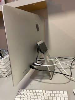 iMac 2017 4K 21.5`with 1TB HDD complete with apple keyboard and mouse.