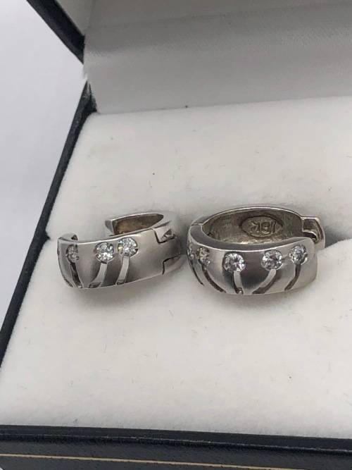 *18CT WHITE GOLD & CUBIC EARRINGS* BID FROM R1