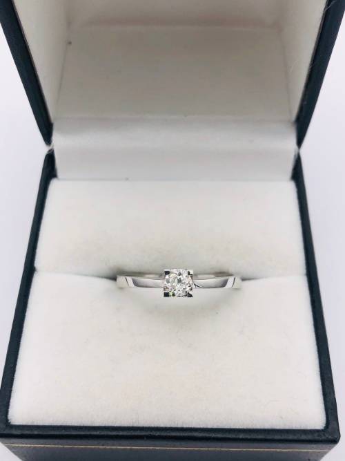 *0.30CT VS H DIAMOND RING* WHITE GOLD