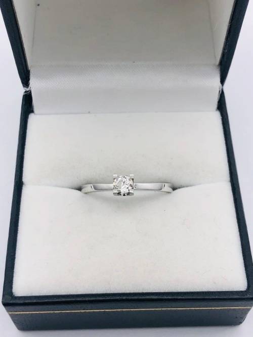 *0.30CT VS H DIAMOND RING* WHITE GOLD
