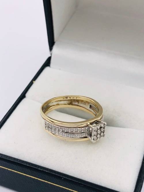 *9CT TWO-TONE DIAMOND CHEQERED RING* 0.31CT DIA!