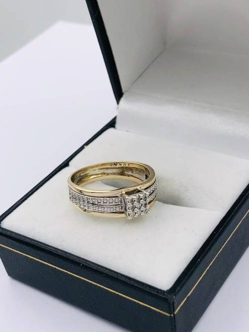 *9CT TWO-TONE DIAMOND CHEQERED RING* 0.31CT DIA!