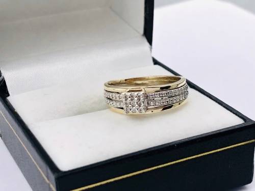 *9CT TWO-TONE DIAMOND CHEQERED RING* 0.31CT DIA!