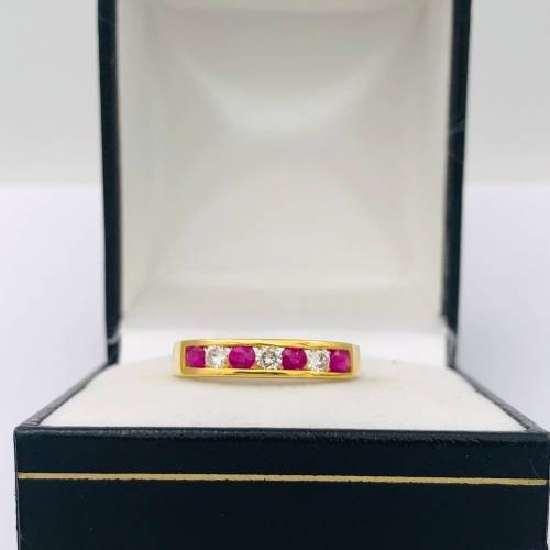 *9CT GOLD DIAMOND & RUBY RING* R1 BIDS!