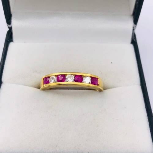 *9CT GOLD DIAMOND & RUBY RING* R1 BIDS!