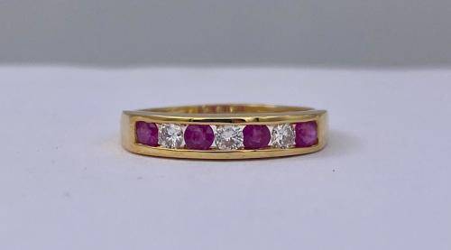 *9CT GOLD DIAMOND & RUBY RING* R1 BIDS!