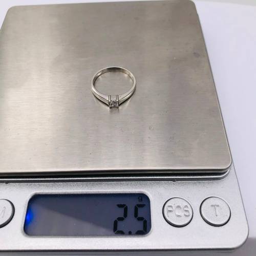 *9CT WHITE GOLD PRINCESS DIAMOND RING* R1 BIDS