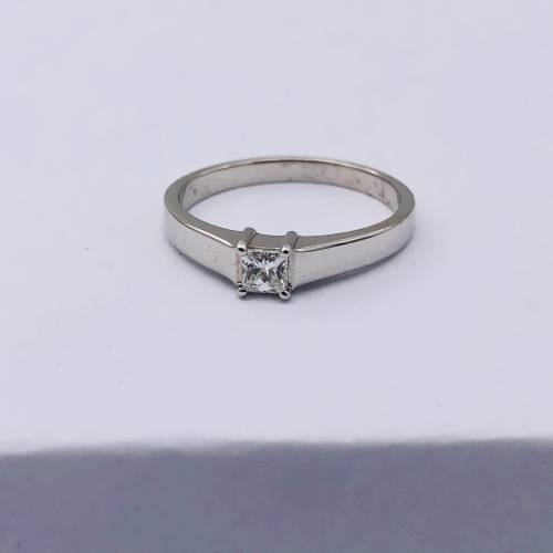 *9CT WHITE GOLD PRINCESS DIAMOND RING* R1 BIDS