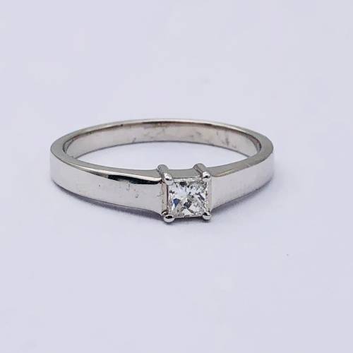*9CT WHITE GOLD PRINCESS DIAMOND RING* R1 BIDS