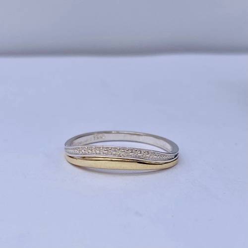 *9CT GOLD TWO-TONE BANDED RING* R1 BIDS!!!