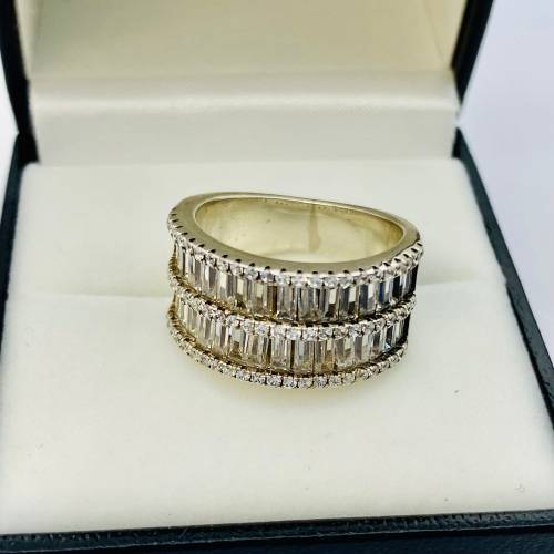 *SOLID SILVER CUBIC BAGUETTER CLUSTER RING* R1 BIDS!!!