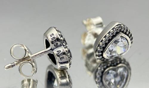 *LUXURY PANDORA ELEVATED HEART STUD EARRINGS* R1 BIDS