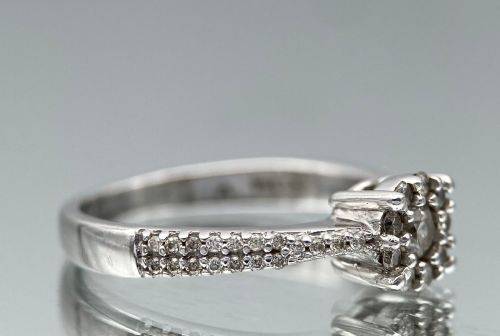 ***18K GOLD 0.37CT DIAMOND SOLITAIRE CLUSTER RING*** R1 BIDS!