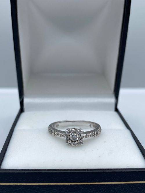 ***18K GOLD 0.37CT DIAMOND SOLITAIRE CLUSTER RING*** R1 BIDS!