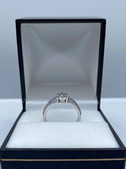 ***18K GOLD 0.37CT DIAMOND SOLITAIRE CLUSTER RING*** R1 BIDS!