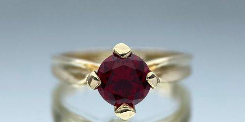 ***BEAUTIFUL YELLOW GOLD GARNET CROWN SOLITAIRE RING*** R1 BIDS!