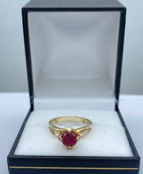 ***BEAUTIFUL YELLOW GOLD GARNET CROWN SOLITAIRE RING*** R1 BIDS!