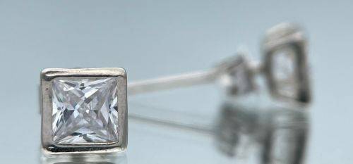 ***STUNNING PRINCESS CUT ZIRCONIA SILVER STUD EARRINGS***