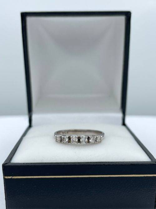 ***DAZZLING 0.30CT WHITE GOLD DIAMOND HALF ETERNITY RING* R1 BIDS