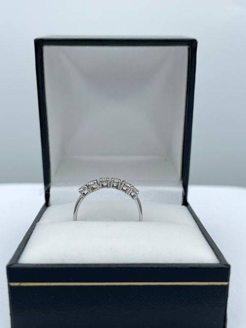 ***DAZZLING 0.30CT WHITE GOLD DIAMOND HALF ETERNITY RING* R1 BIDS