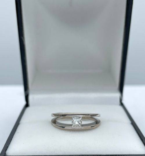 RETAIL:R15000 - 18K WHITE GOLD PRINCESS DIAMOND MILLENIUM RING!