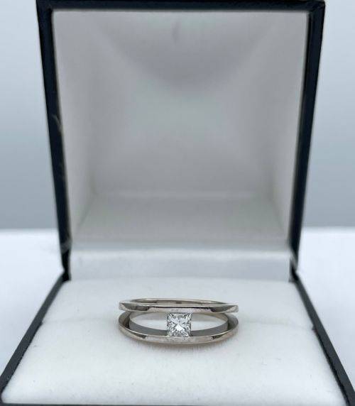 RETAIL:R15000 - 18K WHITE GOLD PRINCESS DIAMOND MILLENIUM RING!