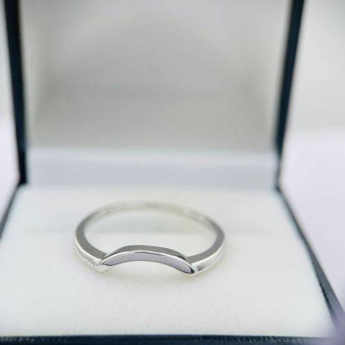 RETAIL:R1500 - STUNNING STERLING SILVER CURVED RING!