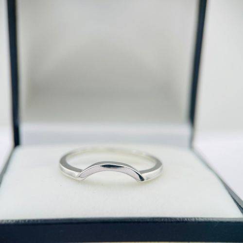 RETAIL:R1500 - STUNNING STERLING SILVER CURVED RING!