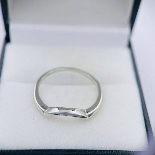 RETAIL:R1500 - STUNNING STERLING SILVER CURVED RING!