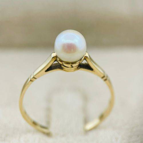 LOVELY YELLOW GOLD PEARL SOLITAIRE RING!