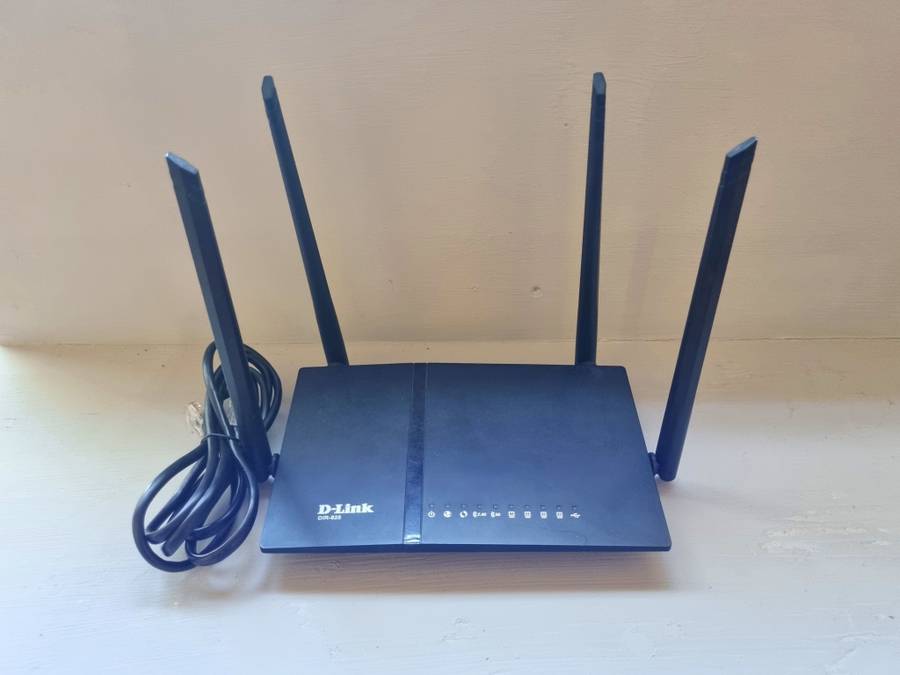 D-link DIR-825 Wi-Fi Gigabit Router (No power cable)