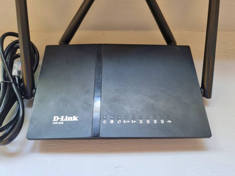 D-link DIR-825 Wi-Fi Gigabit Router (No power cable)