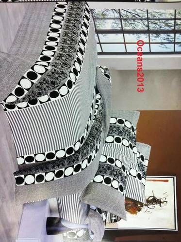 6 PIECE QUEEN SIZE LUXURY SUPER SOFT TOP QUALITY EXELLENT MATERIAL DUVET COVER SET!!