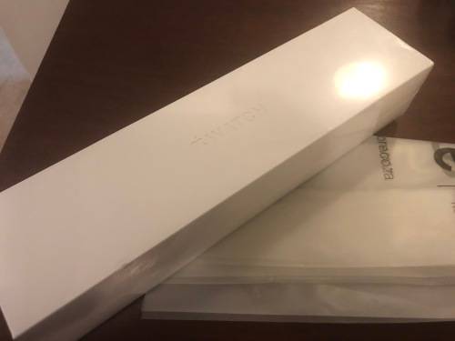 Apple Watch Series 5 - 40mm - GPS Only - Gold Aluminium Case - Pink Sports Strap - NEW