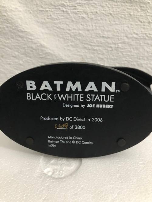 ULTRA-RARE | BATMAN BLACK AND WHITE STATUE NO.5 - LIMITED EDITION #0309