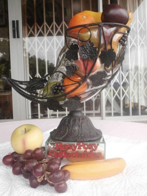 IMPRESSIVE DECORATIVE GLASS CORNACOPIA STANDING VASE ENCASED IN METAL VINES MINT28CM HIGH PLUS FRUIT