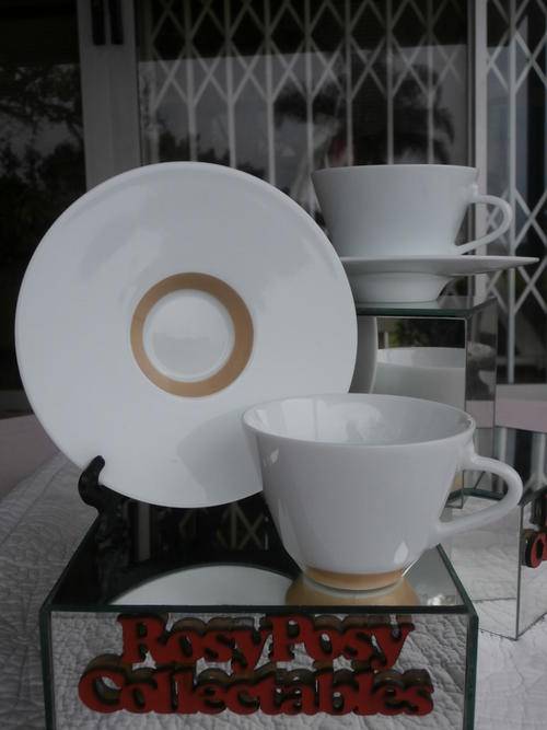 A STUNNING PAIR OF COLLECTIBLE NESPRESSO CAPPUCCINO CUPS AND SAUCERS