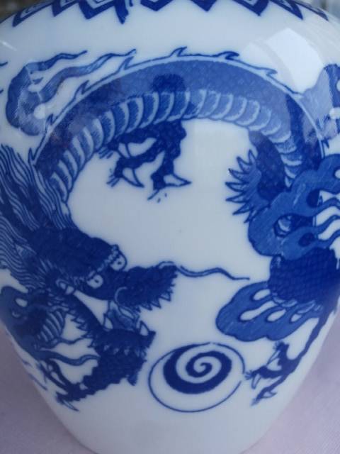 A RARE FIND A GINGER JAR WITH ITS ORIGINAL STOPPER STILL IN PLACE IN MING BLUE WOW