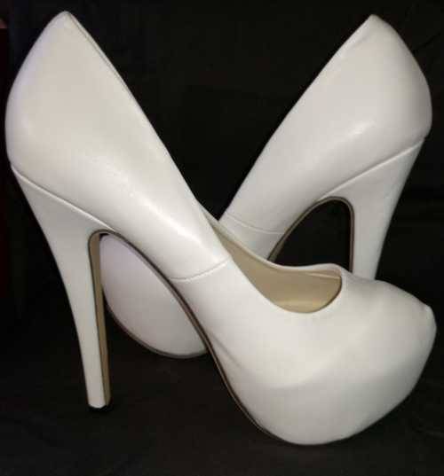 STUNNING BRAND NEW PAIR OF WHITE STILETTO SHOES NEVER WORN SIZE 39 / 4
