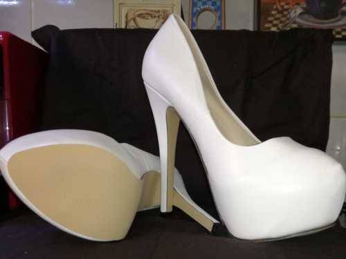 STUNNING BRAND NEW PAIR OF WHITE STILETTO SHOES NEVER WORN SIZE 39 / 4