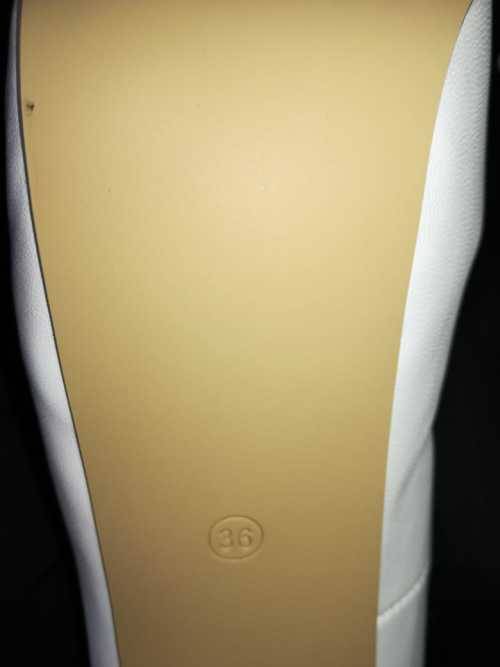 STUNNING BRAND NEW PAIR OF WHITE STILETTO SHOES NEVER WORN SIZE 39 / 4