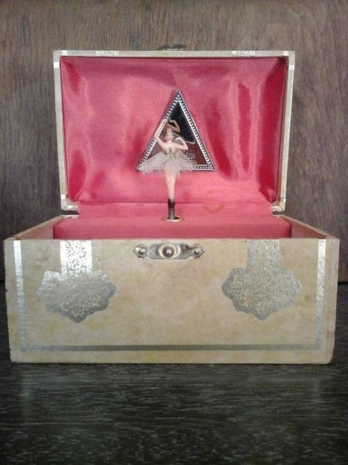 VINTAGE PRETTY BALLERINA JEWELLERY BOX