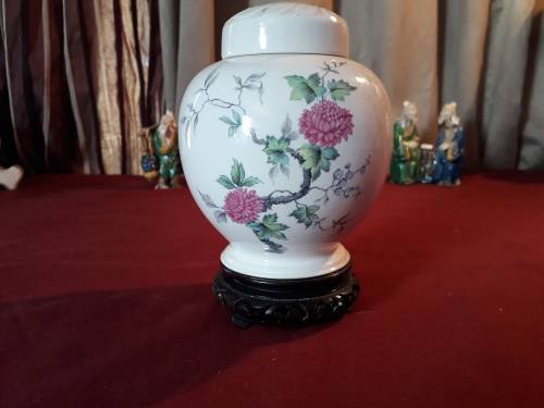 ORIENTAL GINGER JAR WITH A STUNNING FLORAL DESIGN