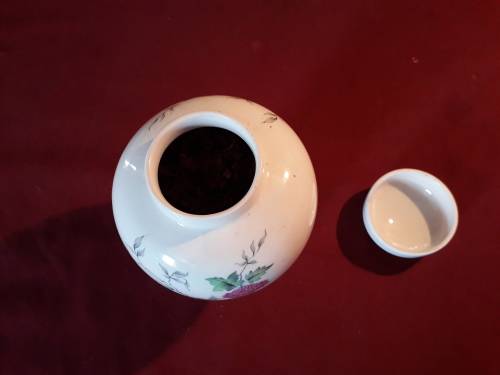 ORIENTAL GINGER JAR WITH A STUNNING FLORAL DESIGN