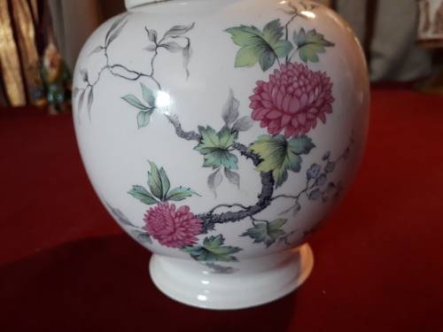 ORIENTAL GINGER JAR WITH A STUNNING FLORAL DESIGN