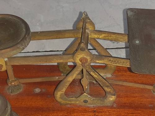 ANTIQUE WOOD AND BRASS POSTAL SCALE WITH WEIGHTS