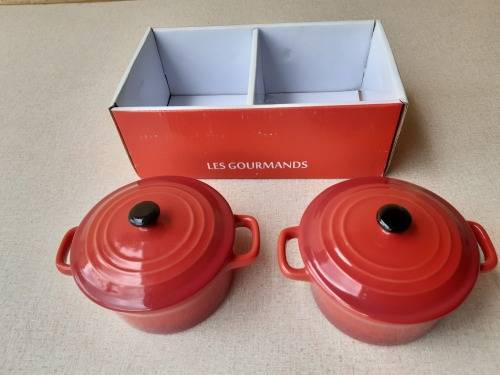 LES GOURMANDS: SET OF TWO CERAMIC COCOTTES, BOXED AND IN UNUSED CONDITION